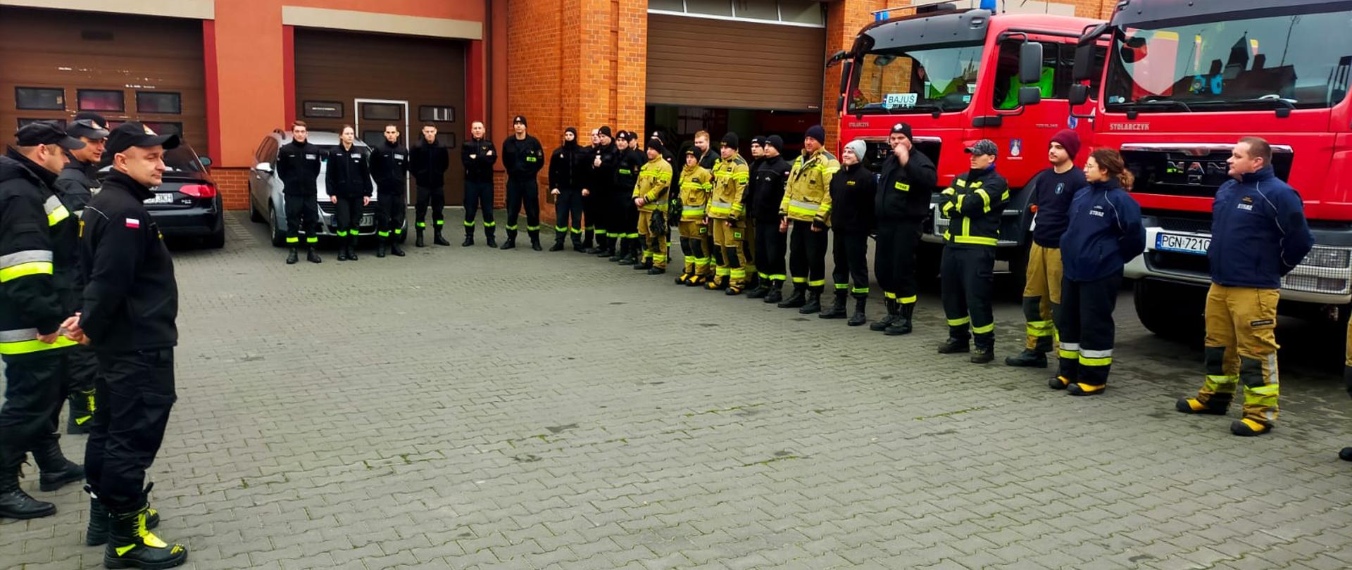 Na zdjęciu widać strażaków, którzy ustawili się na zbiórce przed rozpoczęciem ćwiczeń