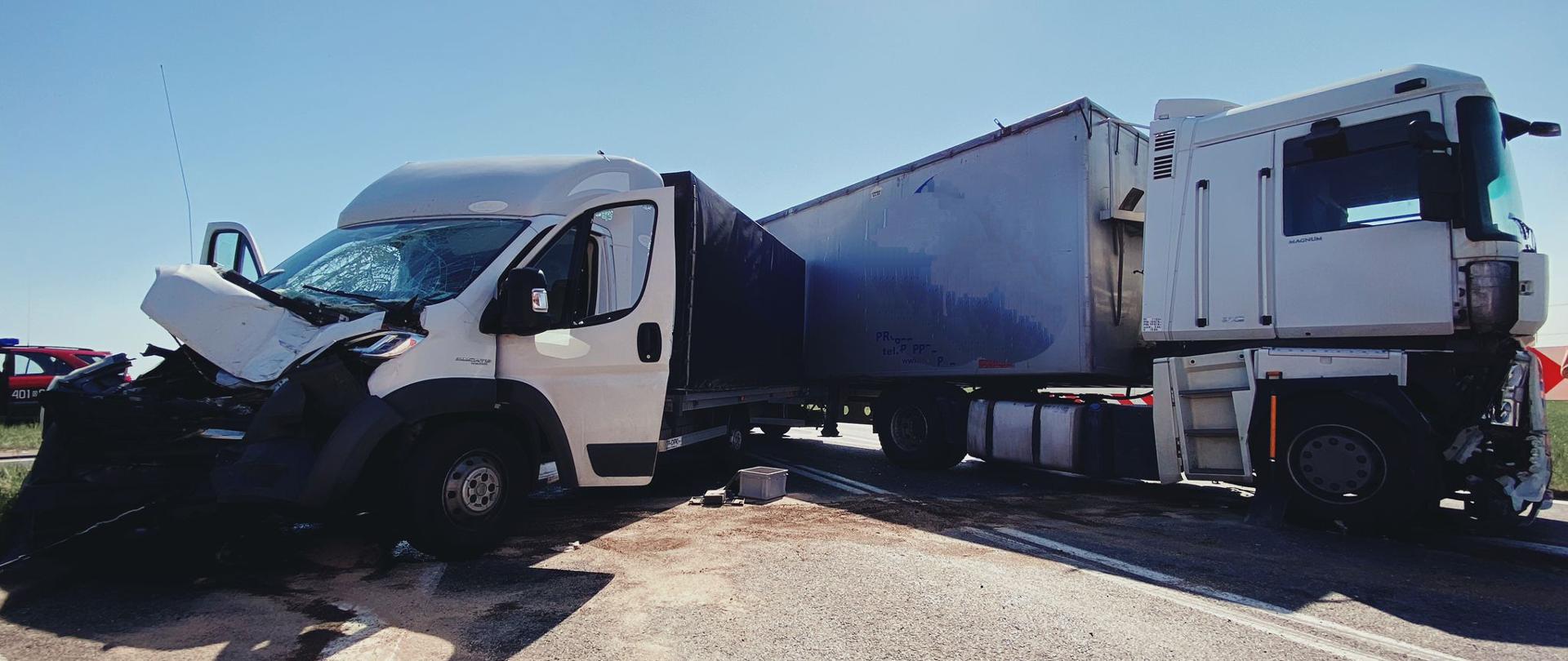 Wypadek drogowy na skrzyżowaniu DK 39 z DK 94 - zdjęcie przedstawia uszkodzony samochód dostawczy oraz samochód ciężarowy. Oba samochody są w kolorze białym