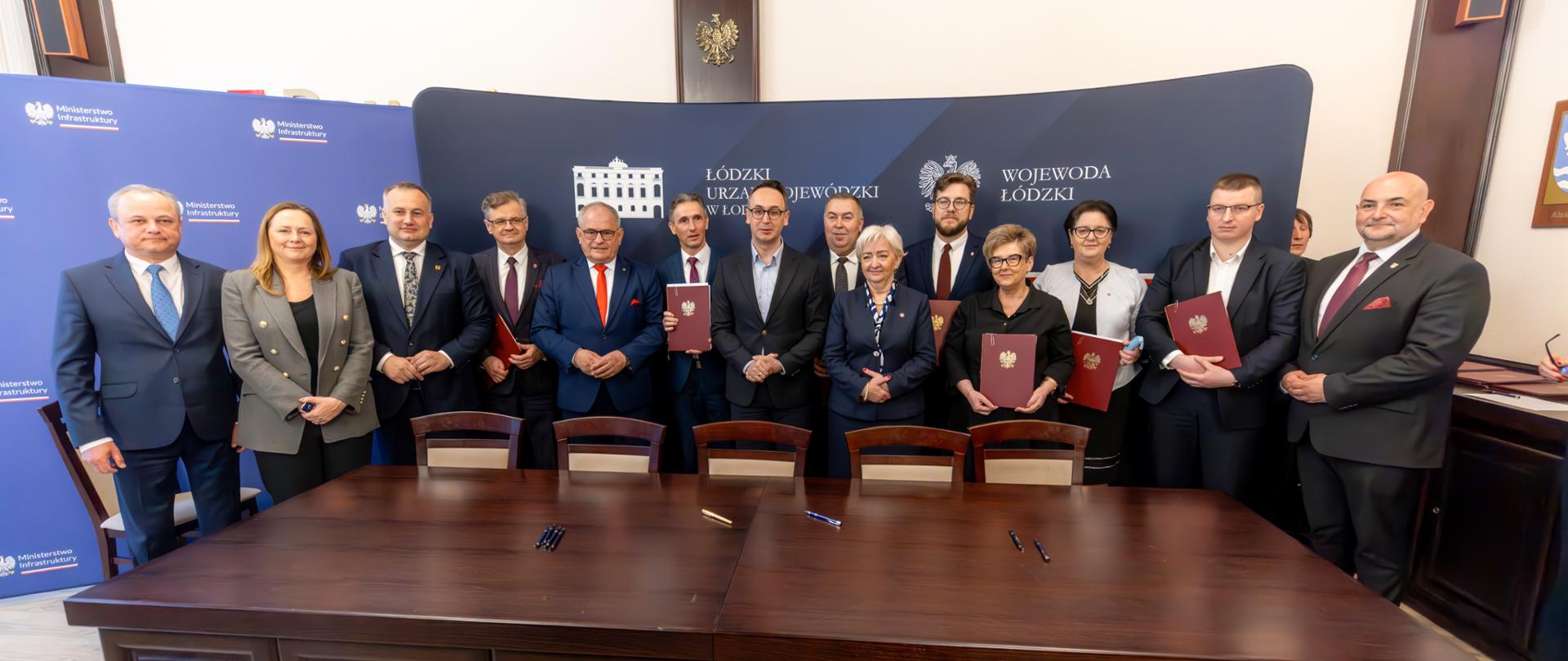 Pamiątkowa fotografia wojewody łódzkiego z przedstawicielami jednostek samorządu terytorialnego, podpisującymi umowę w ramach Rządowego Funduszu Rozwoju Dróg 