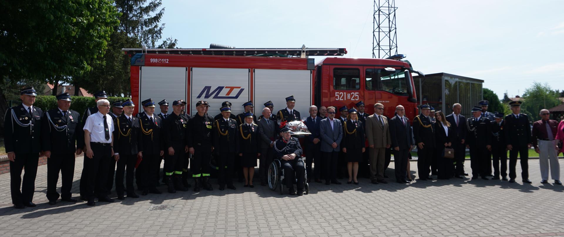 na zdjęciu widać strażaków oraz gości uczestniczących w obchodach Dnia Strażaka