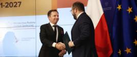 Uścisk dłoni Ministra Grzegorza Pudy oraz dyrektora Pawła Kucha po podpisaniu porozumienia