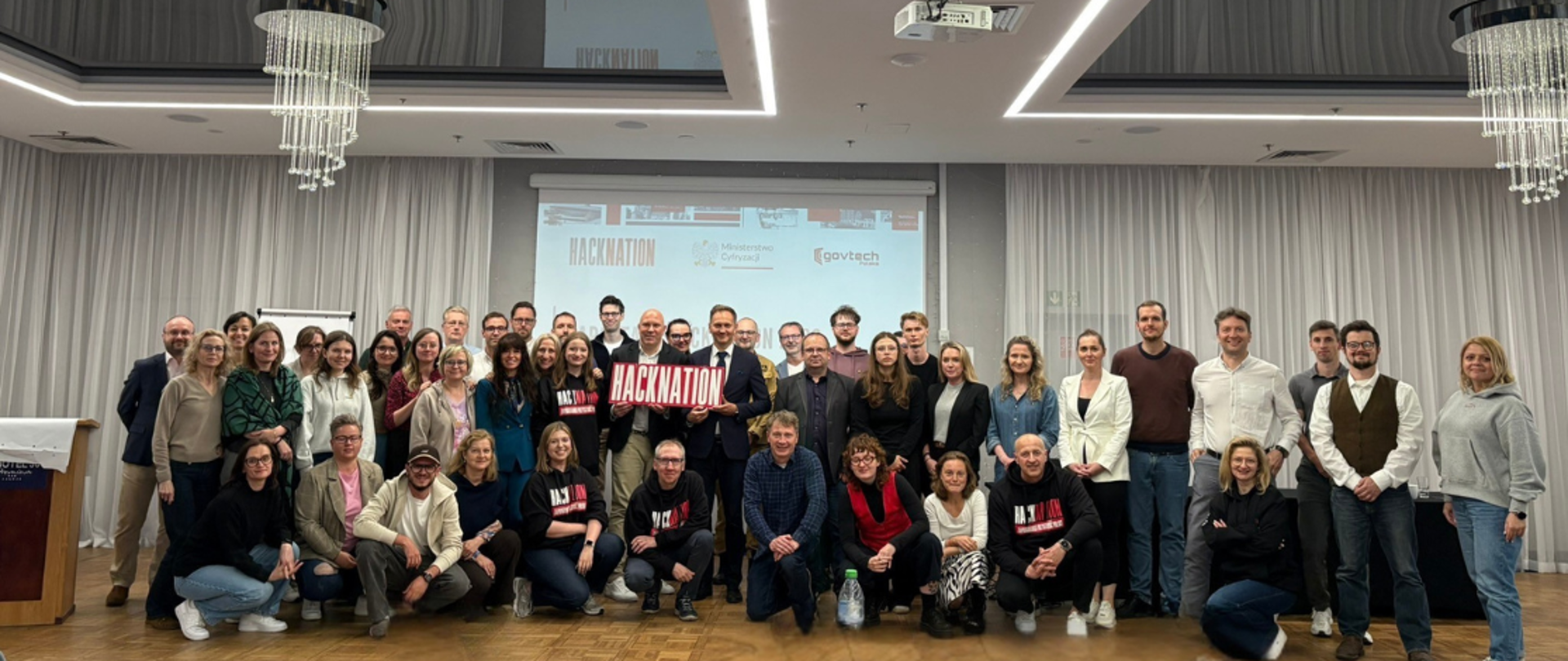 Minister Rafał Rosiński, przedstawiciele GovTech Polska oraz uczestnicy warsztatów przygotowawczych HackNation 2026 stoją razem do zdjęcia grupowego.
