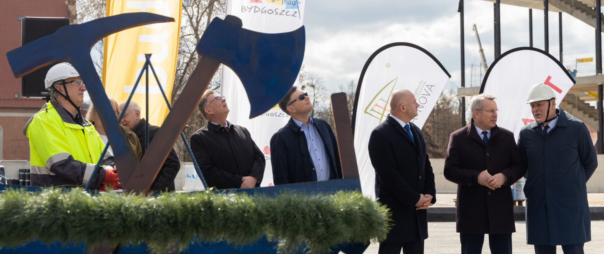Wicewojewoda Kujawsko-Pomorski Piotr Hemmerling z Marszałkiem Województwa Piotrem Całeckim oraz Zbigniewem Ostrowskim, a także Prezydentem Miasta Bydgoszcz podczas ceremonii zawieszania symbolicznej wiechy na IV kręgu Opery Nova.