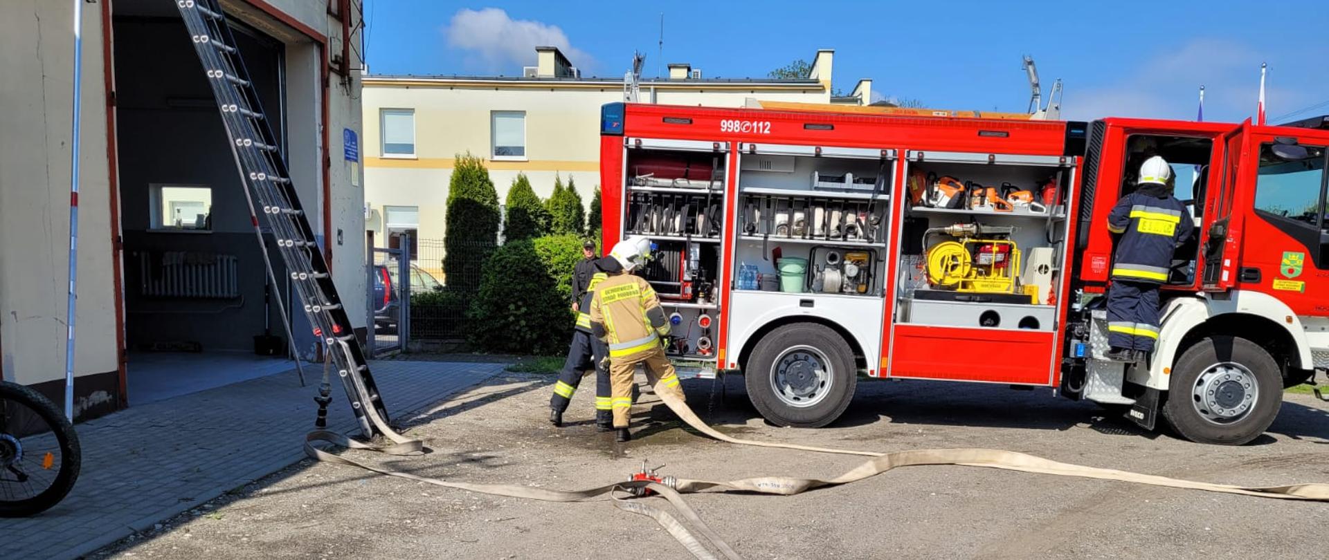 Na zdjęciu Jednostka OSP podczas kontroli