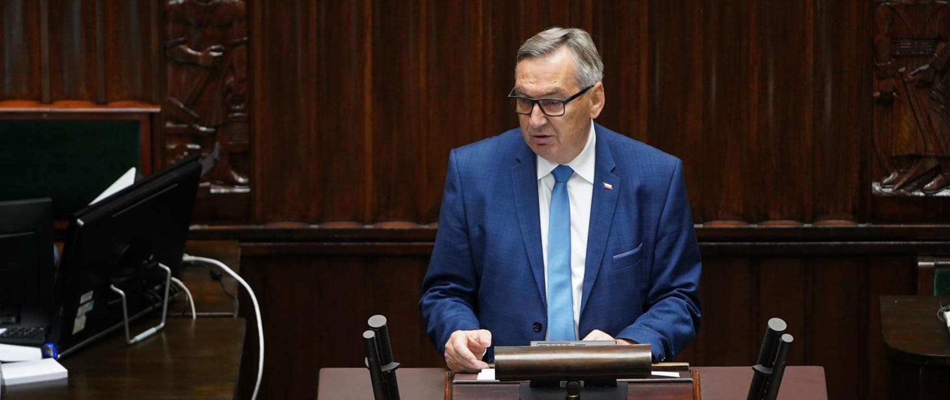 Na zdjęciu wiceminister Stanisława Szwed podczas odpowiadania na pytania posłów z mównicy sejmowej.