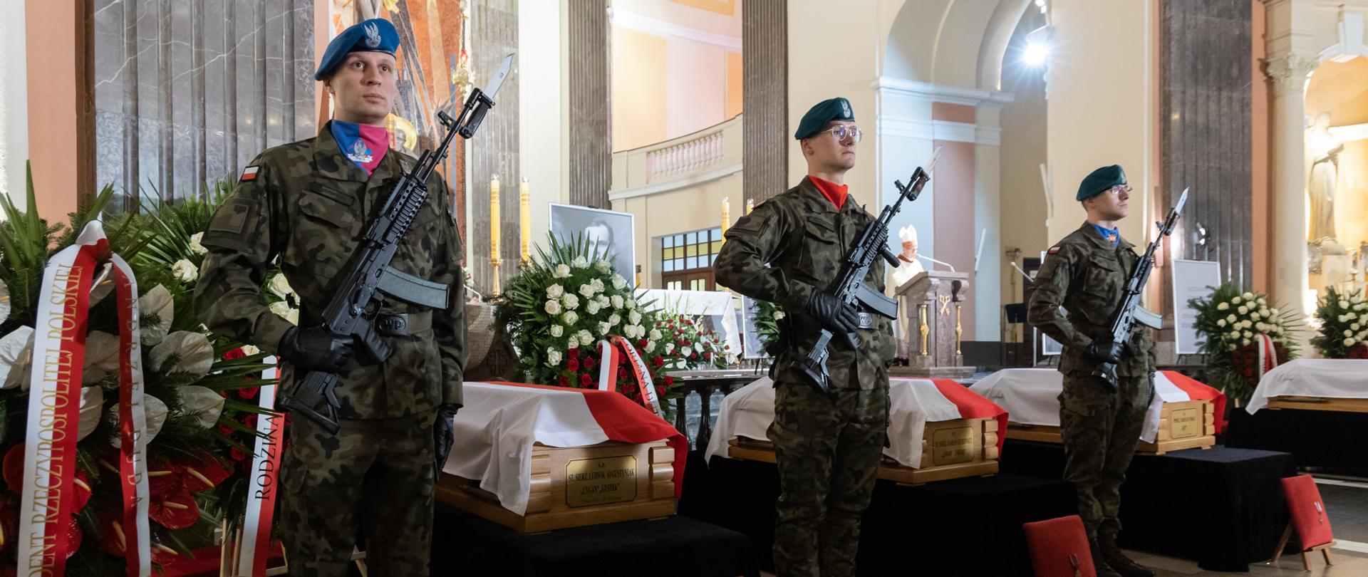 Na zdjęciu warta przy trumnach poległych bohaterów