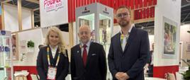 FHA 2025 - Ambasador RP, Tadeusz Chomicki z reprezentami polskich firm obecnych na targach.