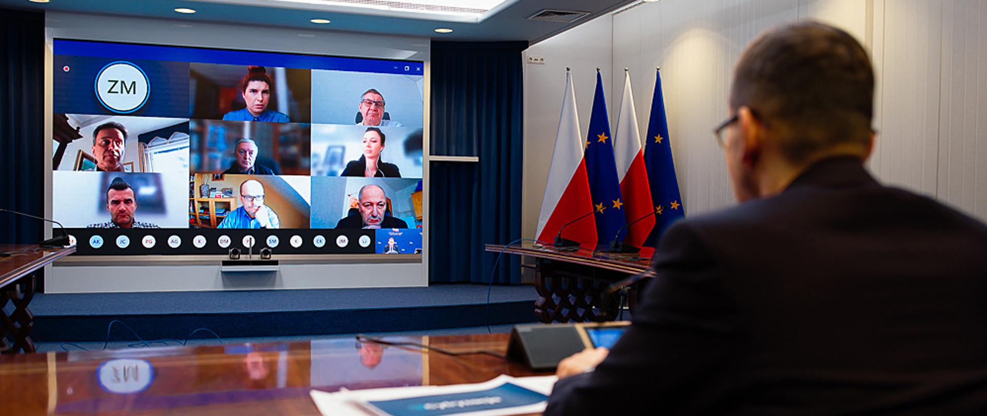 Widok zza premiera na trwającą wideokonferencję.