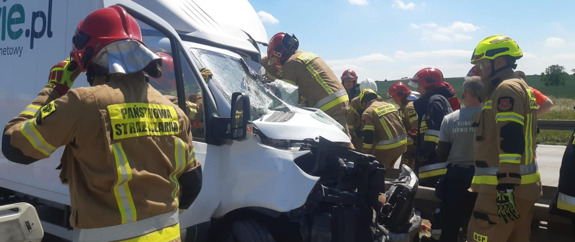 Interwencja strażaków na autostradzie a4 w wyniku zderzenia dwóch pojazdów