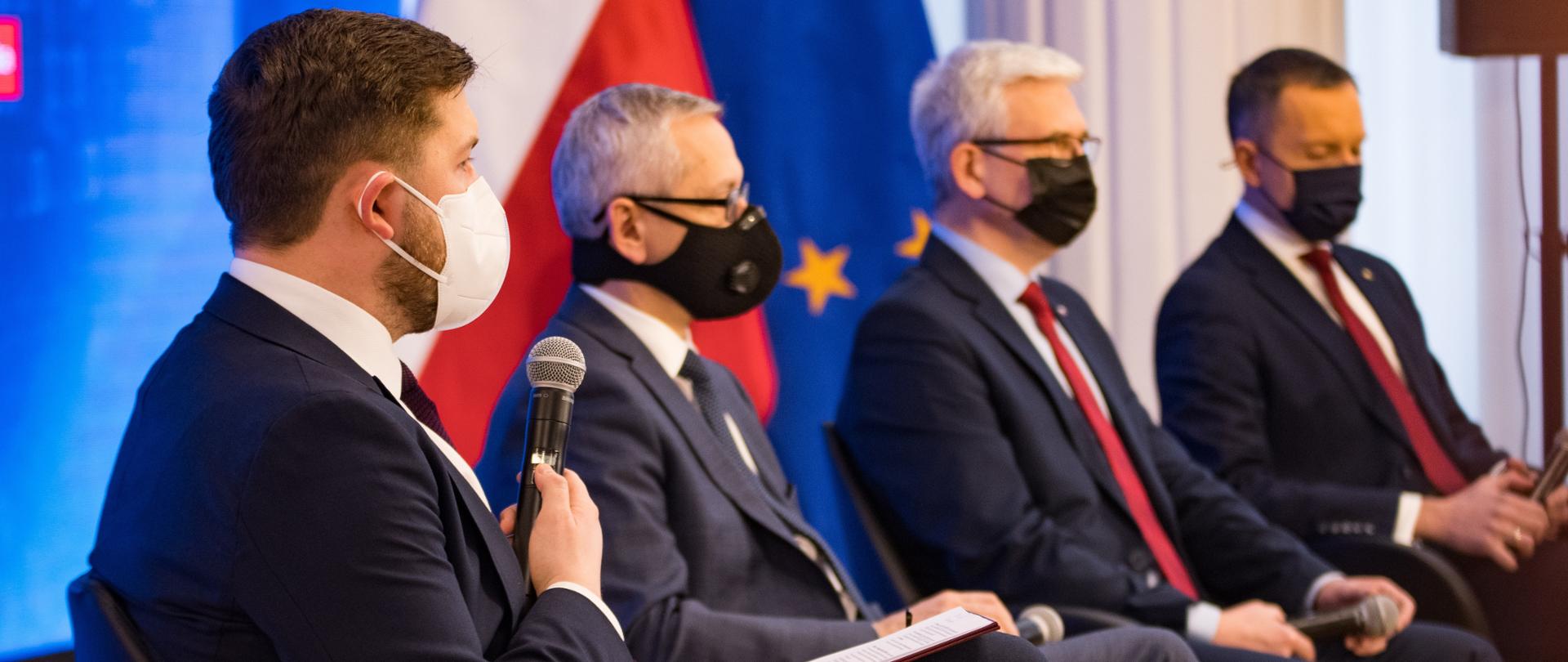Wiceminister Andrzej Śliwka przemawia do mikrofonu podczas Forum MAP. W tle pozostali uczestnicy wydarzenia oraz flaga Polski i UE.