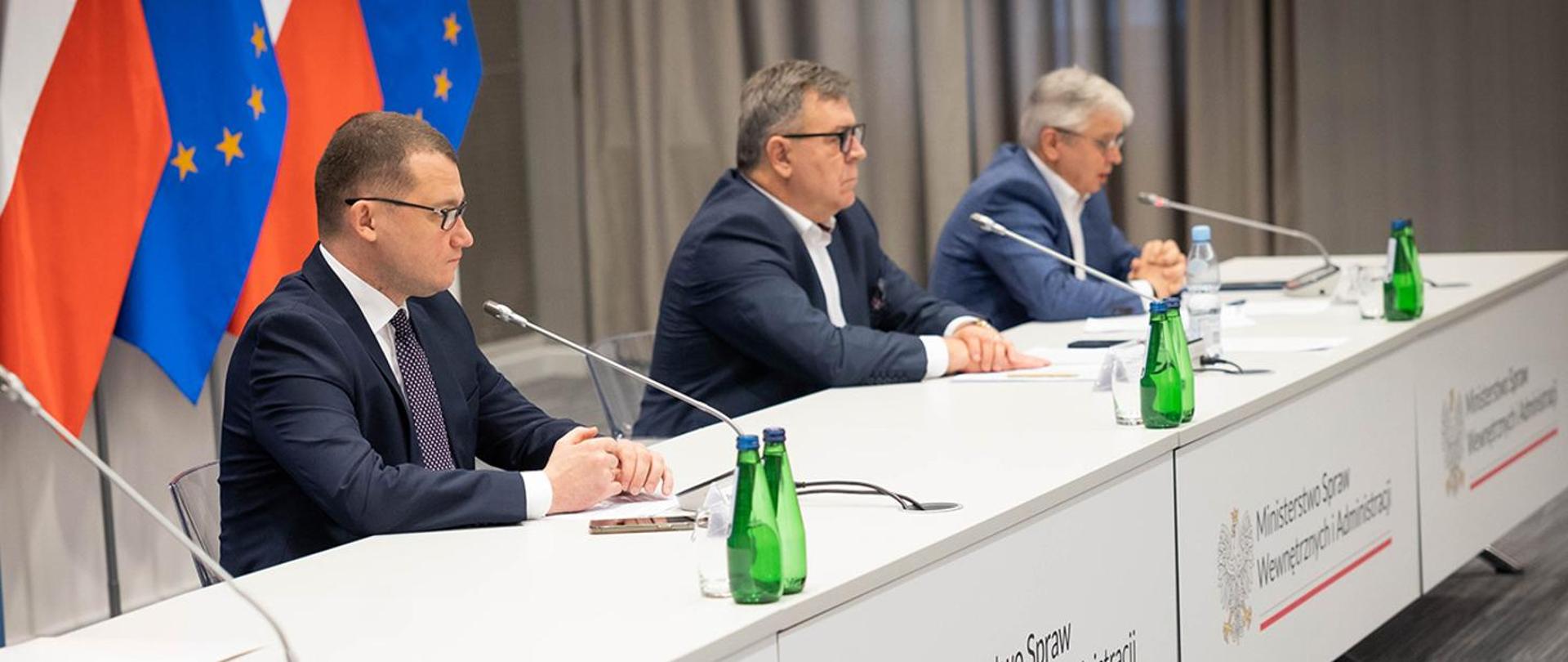 Prezydium Komisji podczas posiedzenia