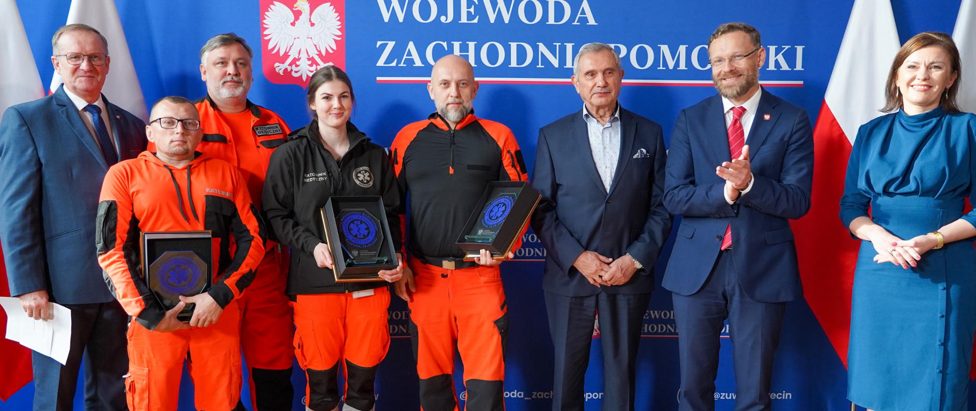 wspólne zdjęcie z ratownikami medycznymi