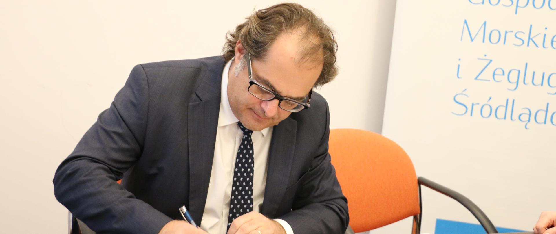Minister Marek Gróbarczyk podpisał umowę w sprawie organizacji Polskiego Pawilonu Narodowego na przyszłorocznej edycji targów morskich Posidonia