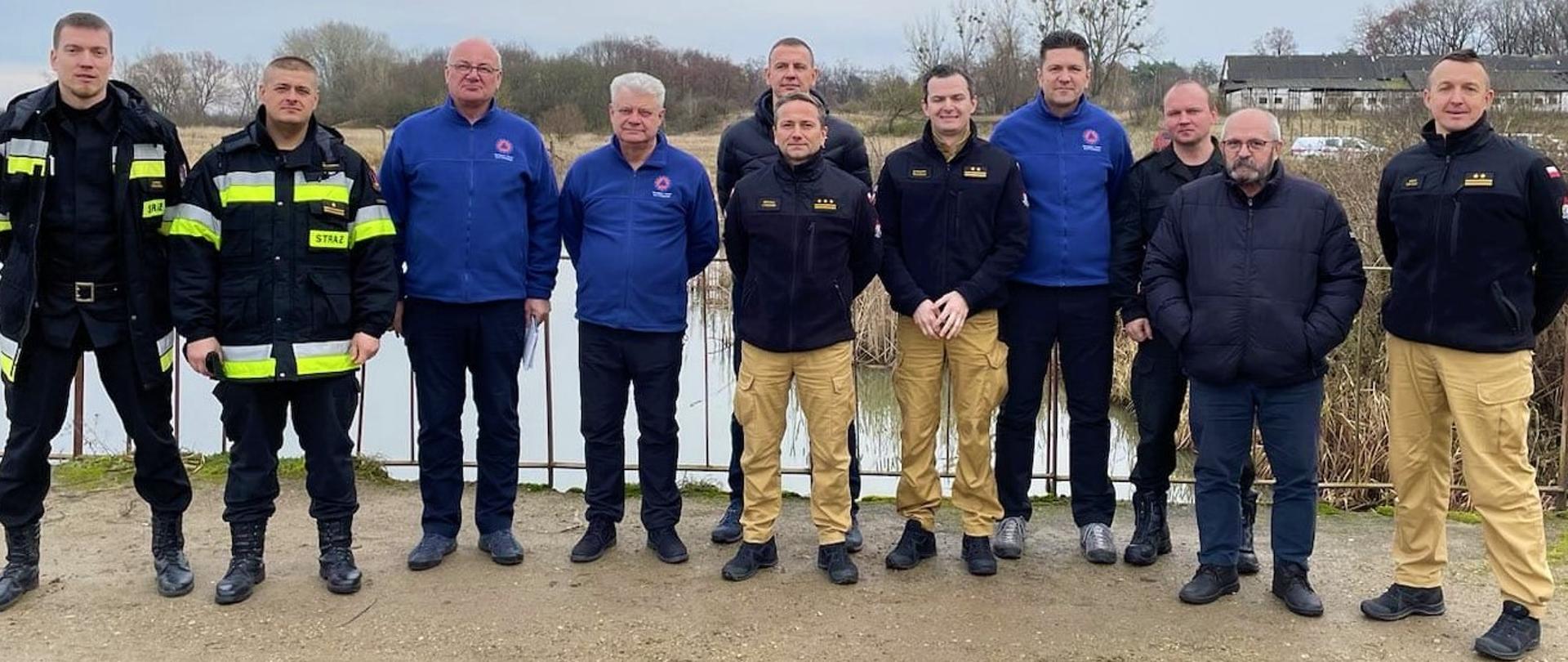 Strażacy którzy brali udział w spotkaniu pozują do wspólnego zdjęcia 