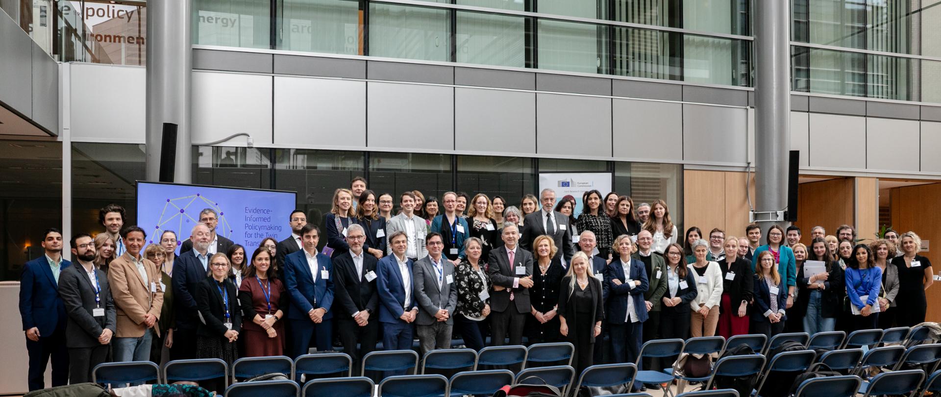 Duża grupa osób pozuje do zdjęcia.