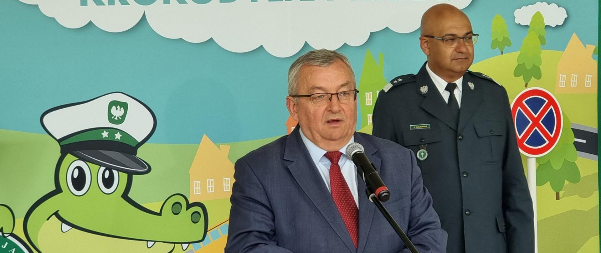 Minister infrastruktury Andrzej Adamczyk wraz z głównym inspektorem transportu drogowego Alvinem Gajadhurem w trakcie lekcji bezpieczeństwa ruchu drogowego dla dzieci ze szkoły w Gaju w gminie Mogilany 
