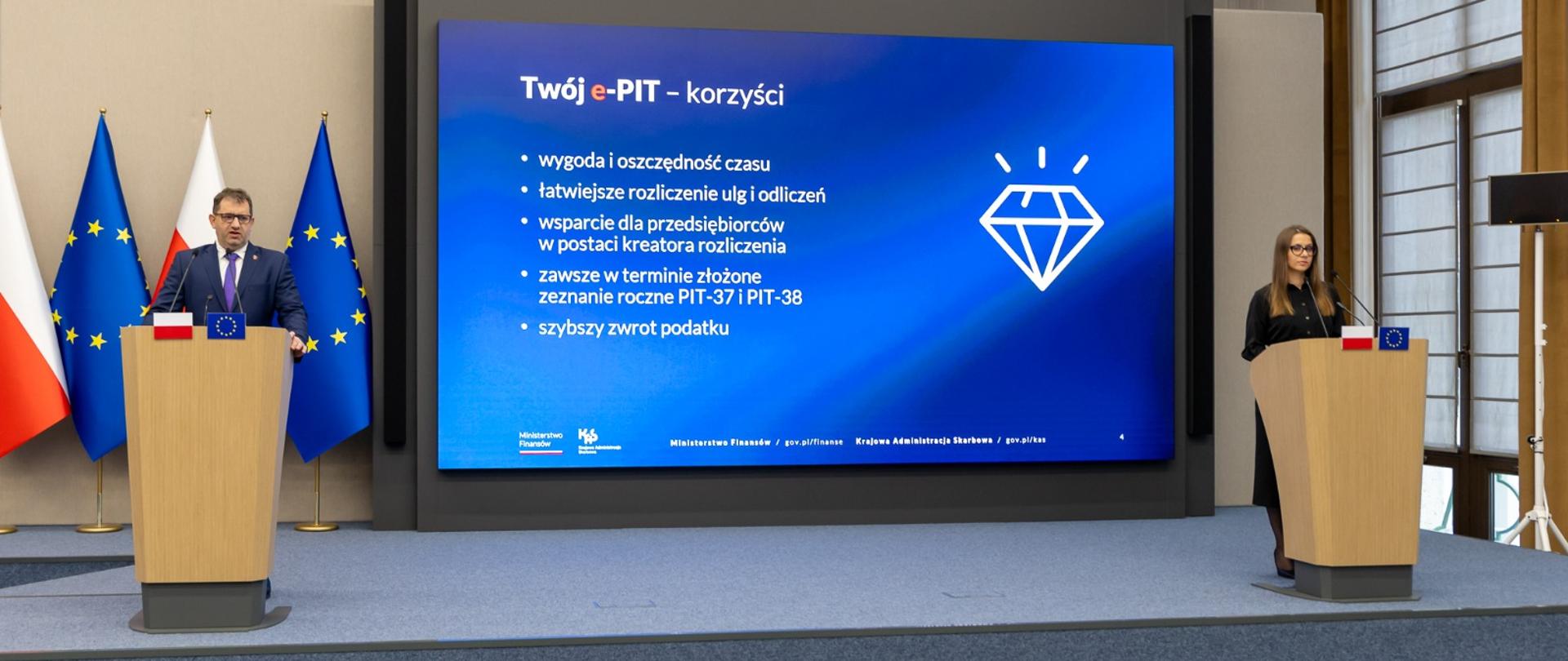 Szef KAS i jego zastępca, pomiędzy nimi prezentacja