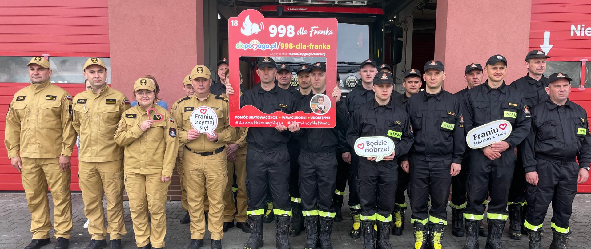 Na zdjęciu widoczni funkcjonariusz KP PSP trzymający fotoramkę