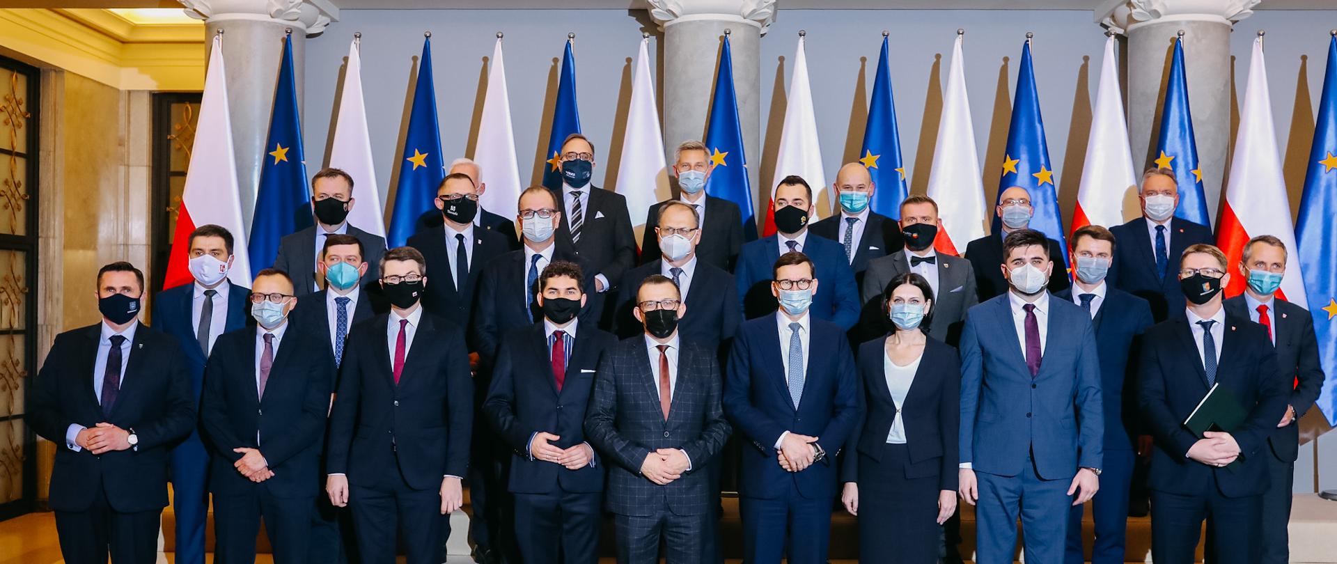 Premier Mateusz Morawiecki podczas family photo z samorządowcami.