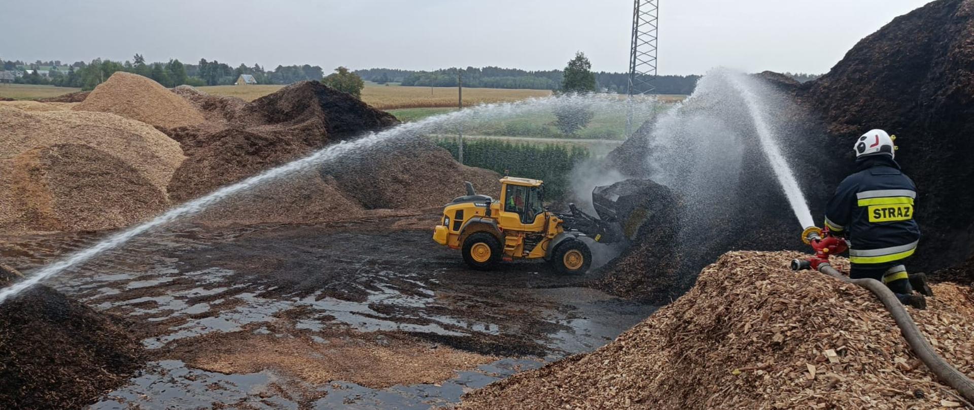 Trzcianka - pożar hałdy zrębek drzewnych