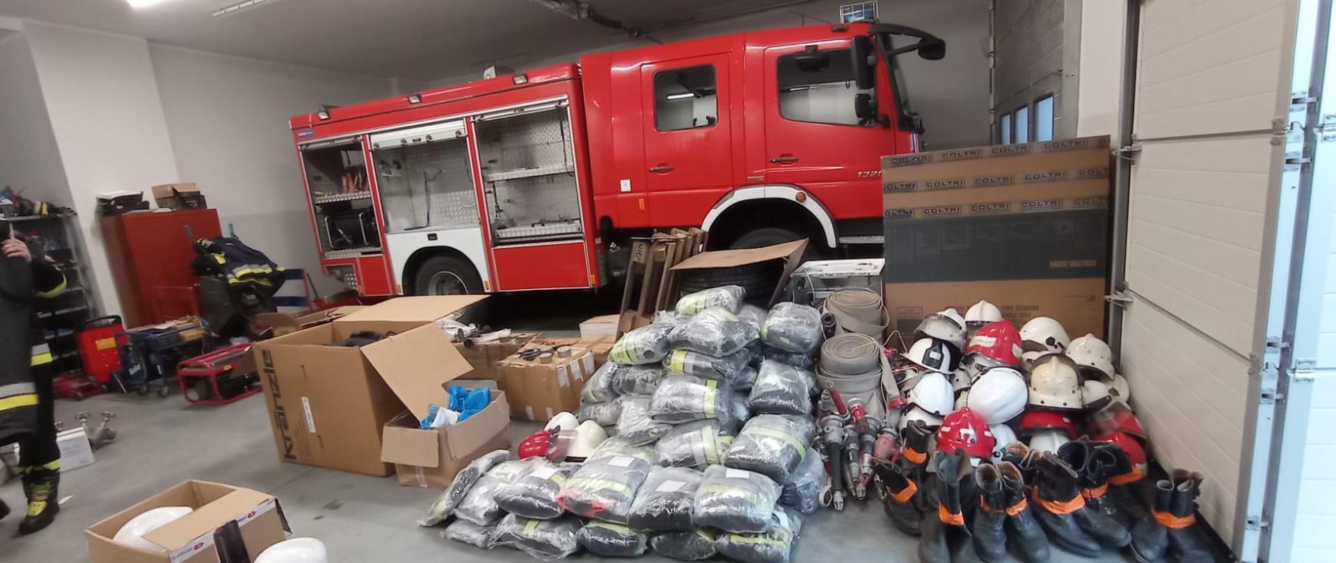 Obraz przedstawia sprzęt pożarniczy pakowany dla strażaków na Ukrainie