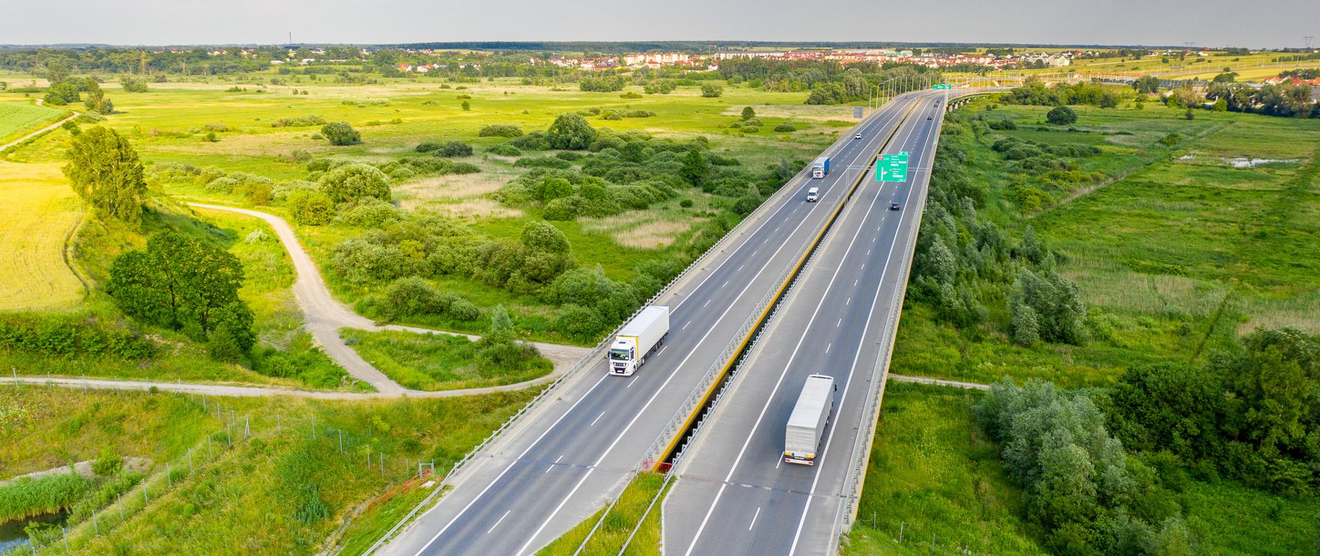 Droga ekspresowa S17 w okolicy Lublina. Widok z powietrza na dwujezdniową drogę i estakadę nad zielonymi terenami nad rzeką Bystrzyca. 