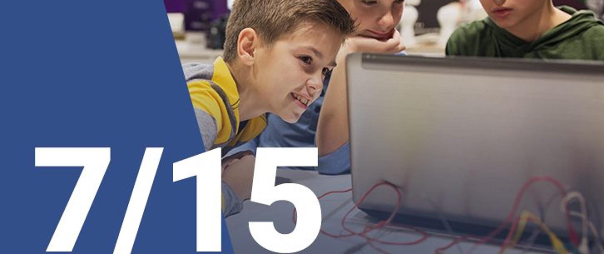 Na zdjęciu widzimy trzech chłopców patrzących na ekran laptopa. W dolnym lewym rogu widoczna jest numeracja zdjęcia (7/15)