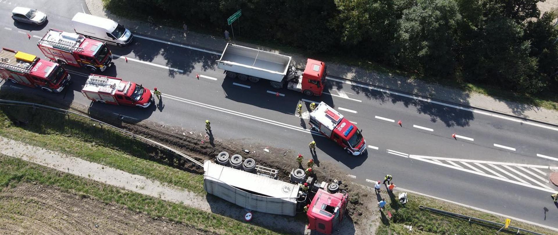 Widoczne miejsce zdarzenia, uszkodzone pojazdy oraz służby działające na miejscu