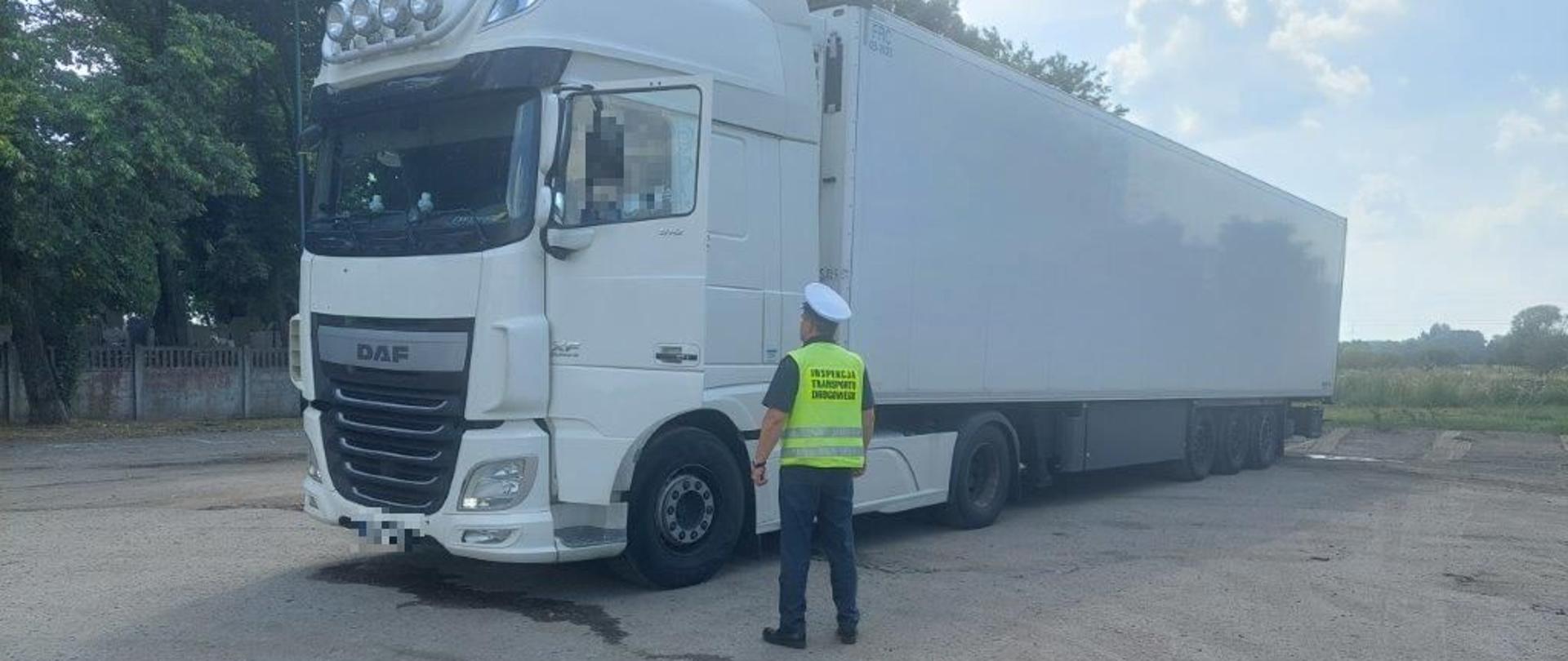 Prowadząc czynności kontrolne na drodze wojewódzkiej nr 163 w okolicach miejscowości Białogard, zatrzymano do kontroli kierowcę wykonującego międzynarodowy transport mrożonej ryby