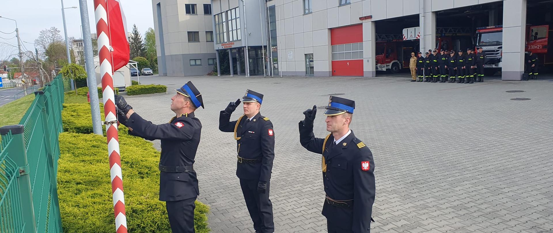  W dniu 2 maja 2023 roku o godzinie 8.00 w Komendzie Miejskiej PSP w Bielsku-Białej, miały miejsce uroczyste zmiany służby, których elementem było podniesienie flagi państwowej na maszt z okazji Dnia Flagi Rzeczypospolitej Polskiej