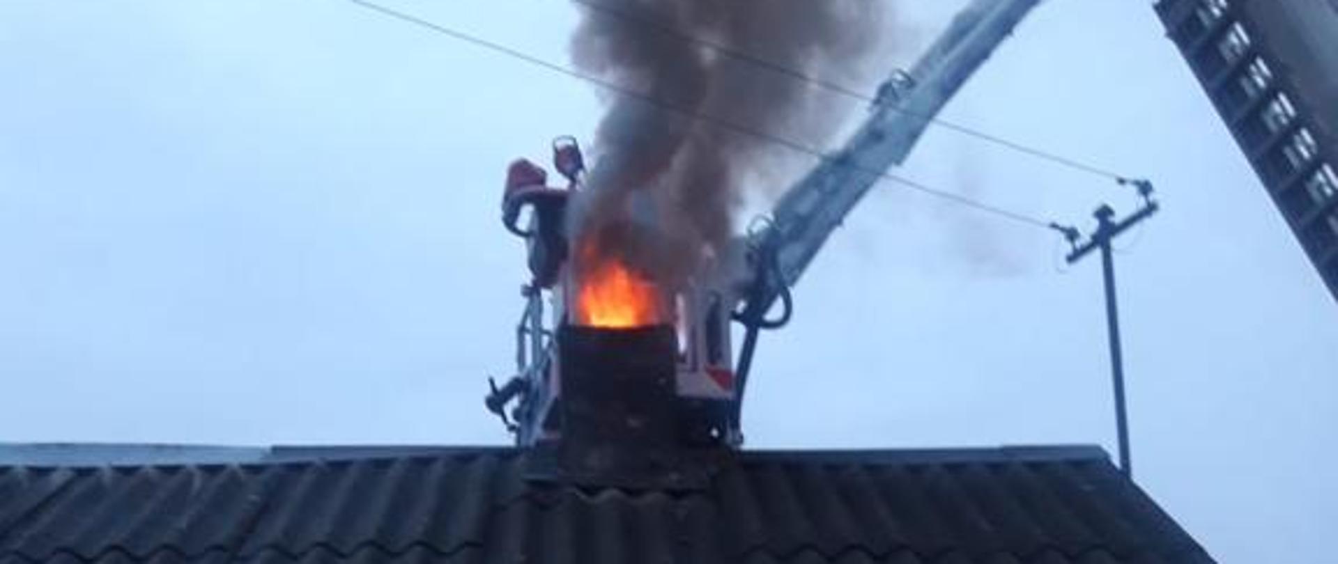 Na zdjęciu widnieje pożar sadzy w kominie.