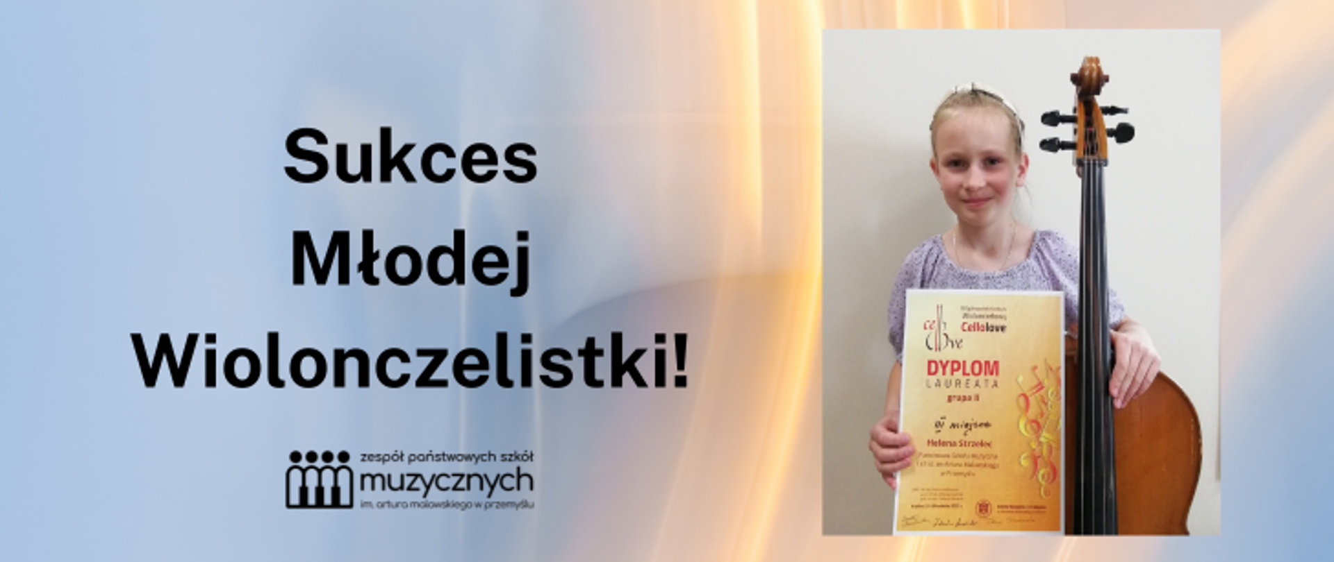 Na plakacie widnieje informacja o sukcesie młodej wiolonczelistki. Lewą stronę zajmuje jasnoniebiesko-beżowe tło z ciemnym napisem w centrum: „Sukces Młodej Wiolonczelistki!”. Pod napisem znajduje się logo i nazwa szkoły: Zespół Państwowych Szkół Muzycznych im. Artura Malawskiego w Przemyślu, z graficznym symbolem czterech stylizowanych postaci trzymających się za ręce.
Po prawej stronie plakatu umieszczone jest zdjęcie dziewczynki trzymającej wiolonczelę oraz dyplom laureata grupy A, na którym czytamy, że Helena Strzelec zdobyła III miejsce w konkursie CelloLove – Ogólnopolskich Konfrontacjach Wiolonczelowych. Dyplom utrzymany jest w odcieniach żółci i czerwieni, ozdobiony ornamentami przypominającymi stylizowane dźwięki lub smyczki, z wyraźnie wypisanym nazwiskiem uczestniczki oraz podpisem przewodniczącej jury.
Plakat jest utrzymany w pogodnej i eleganckiej stylistyce, a jego przekaz jest jasny i pozytywny – ma na celu wyróżnienie osiągnięcia młodej uczennicy szkoły muzycznej.