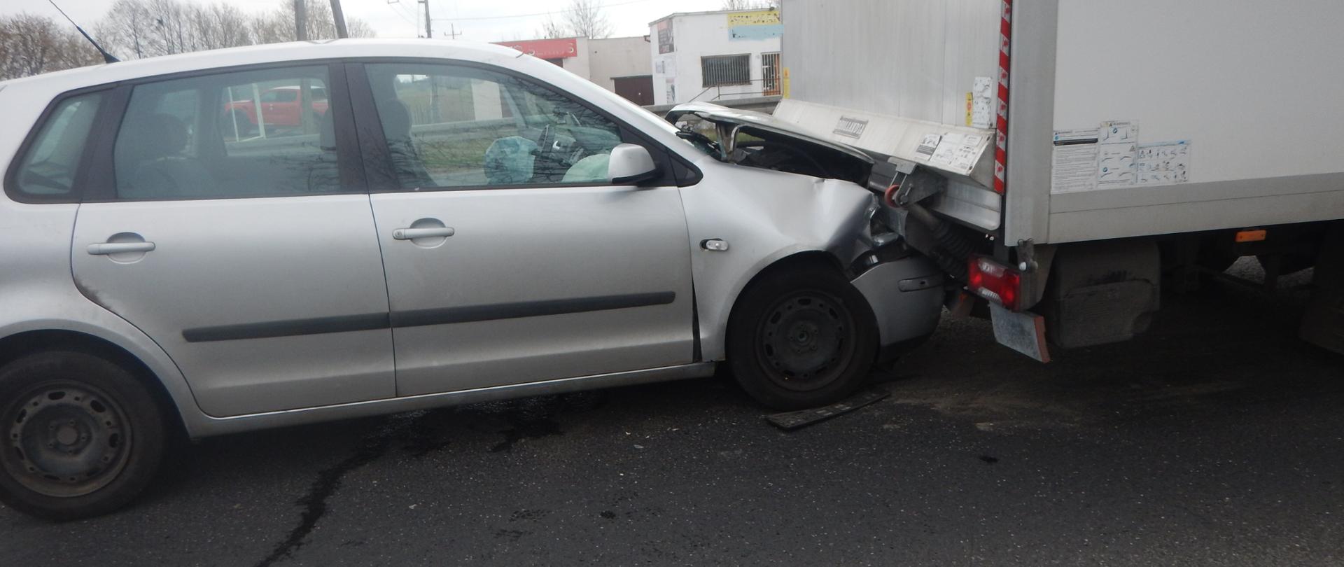 Zdjęcie przedstawia pojazd po zdarzeniu.