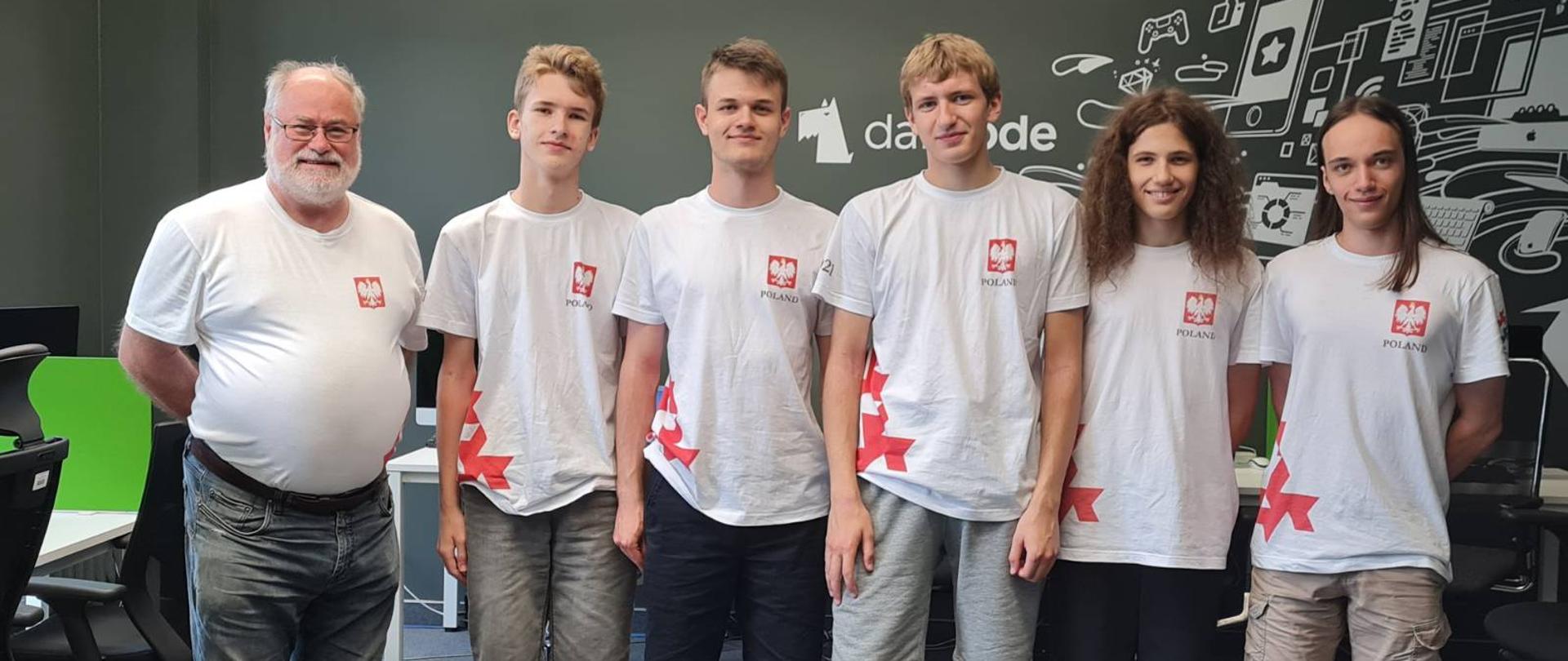 Zdjęcie przedstawia uczestników Olimpiady oraz ich opiekuna