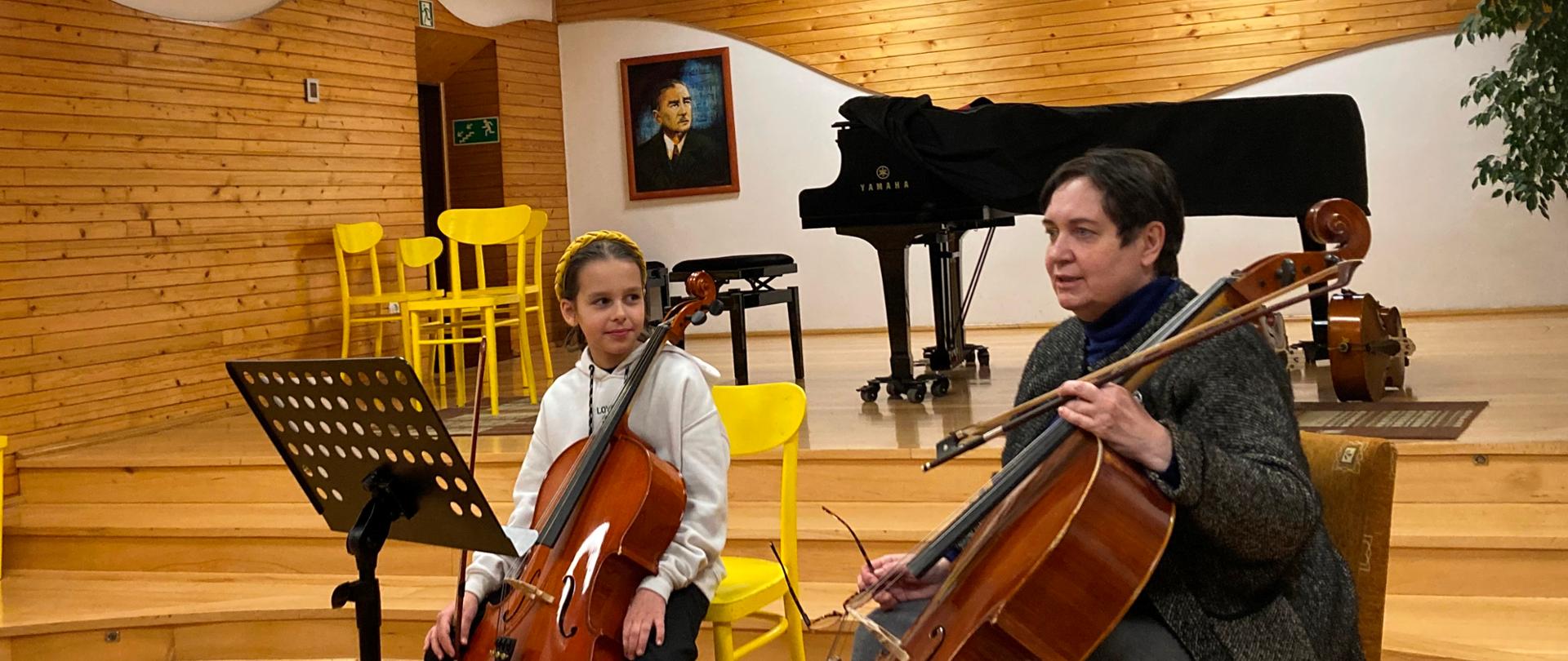 zdjęcie przedstawiające nauczyciela przeprowadzającego warsztaty oraz uczennice