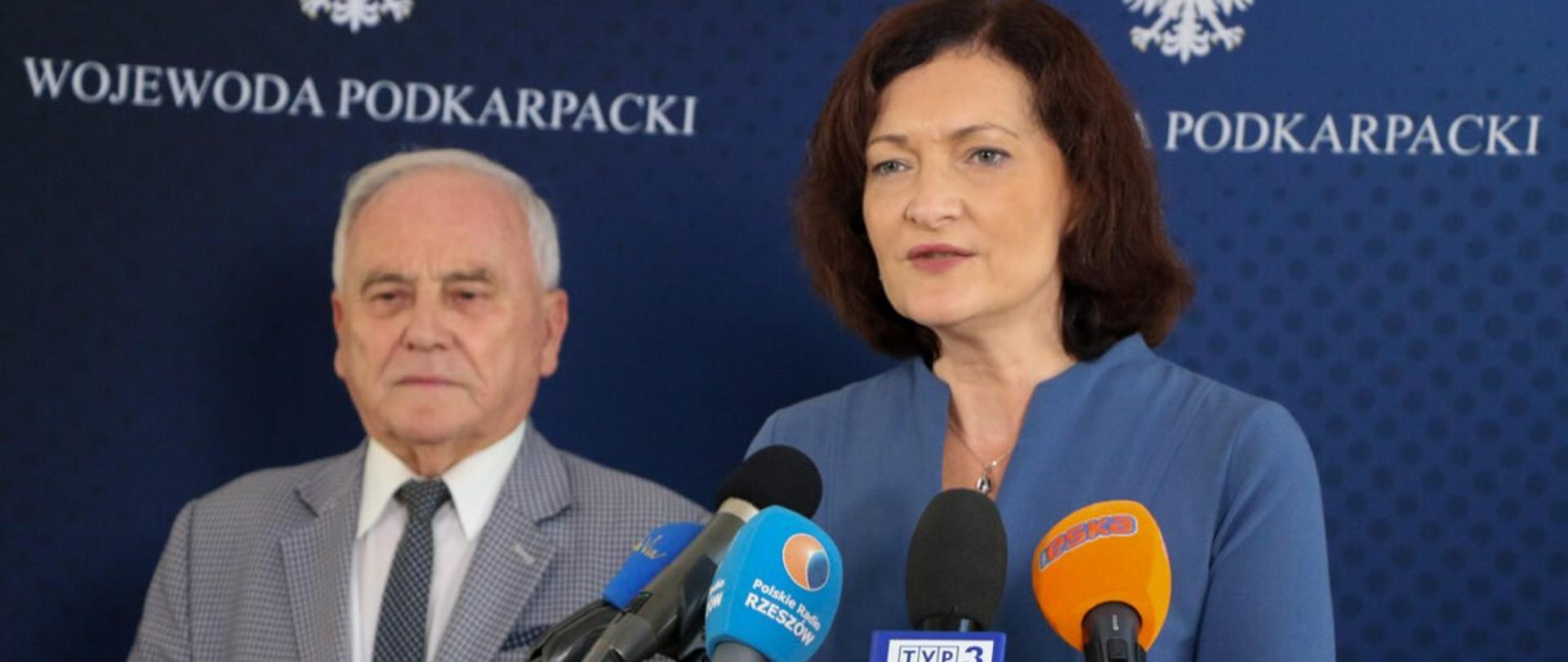 Wojewoda podkarpacki Ewa Leniart zabiera głos podczas konferencji prasowej