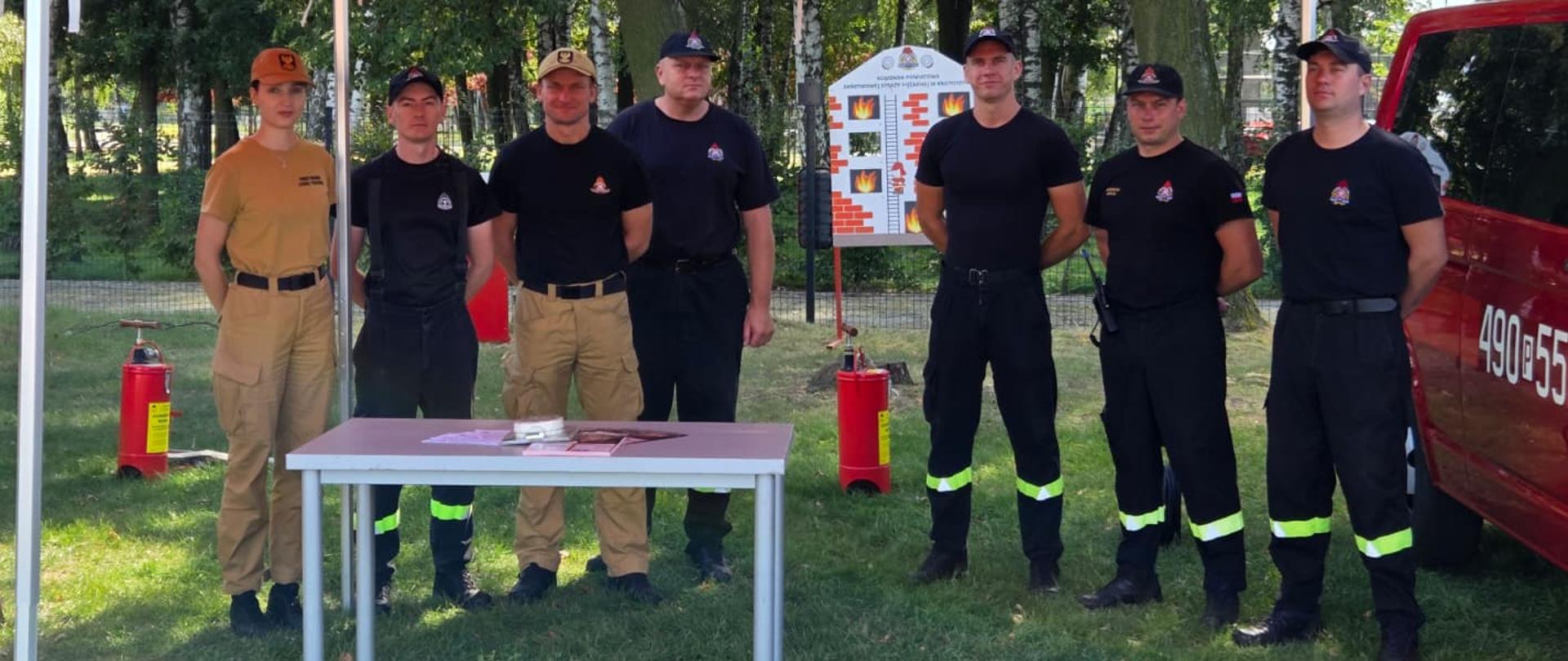 Zdjęcie przedstawia strażaków na stoisku prewencyjnym.
