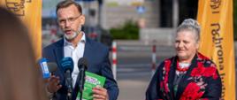 Konferencja prasowa inaugurująca kampanię edukacyjną Podlaskiego Urzędu Wojewódzkiego na temat odporności społecznej, z Babcią Kryzysią w roli głównej