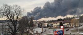 Słup ciemnego dymu widoczny z okna Komendy Powiatowej PSP w Starachowicach