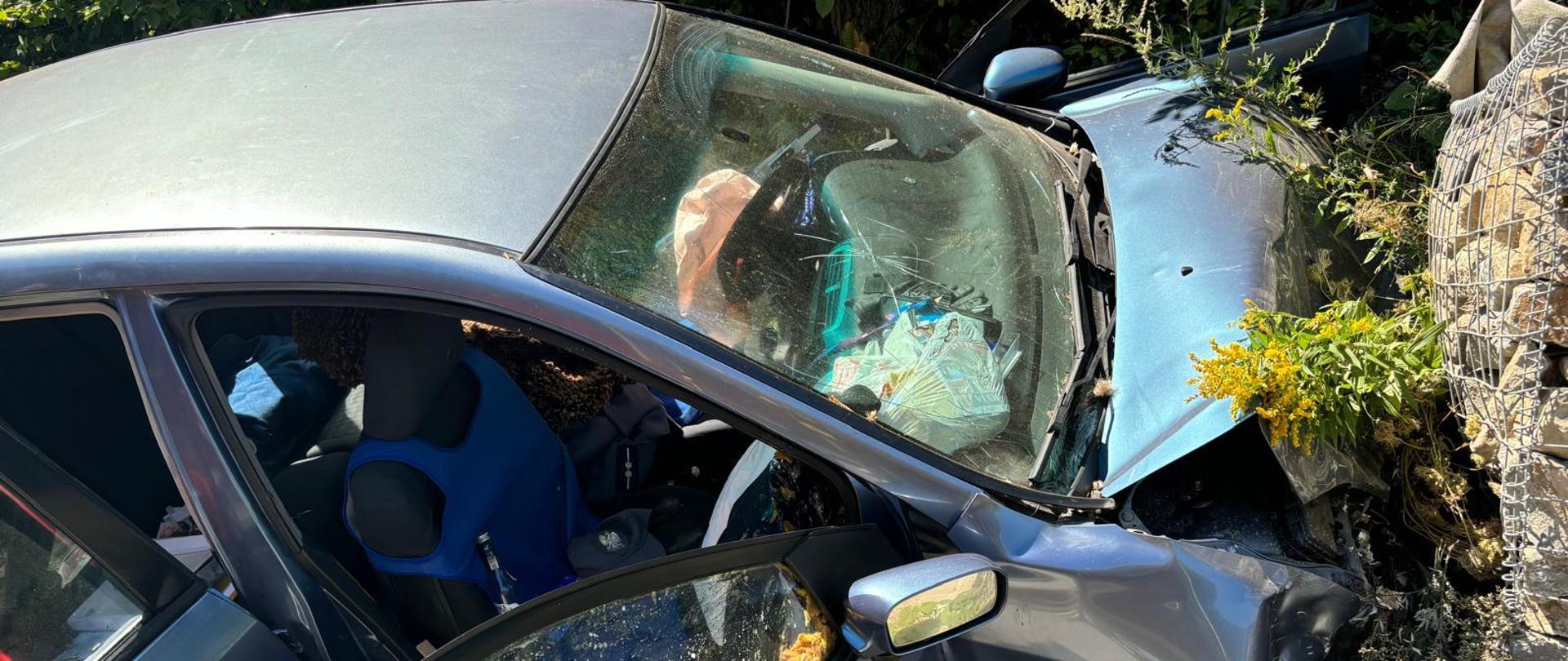 Rozbity samochód osobowy