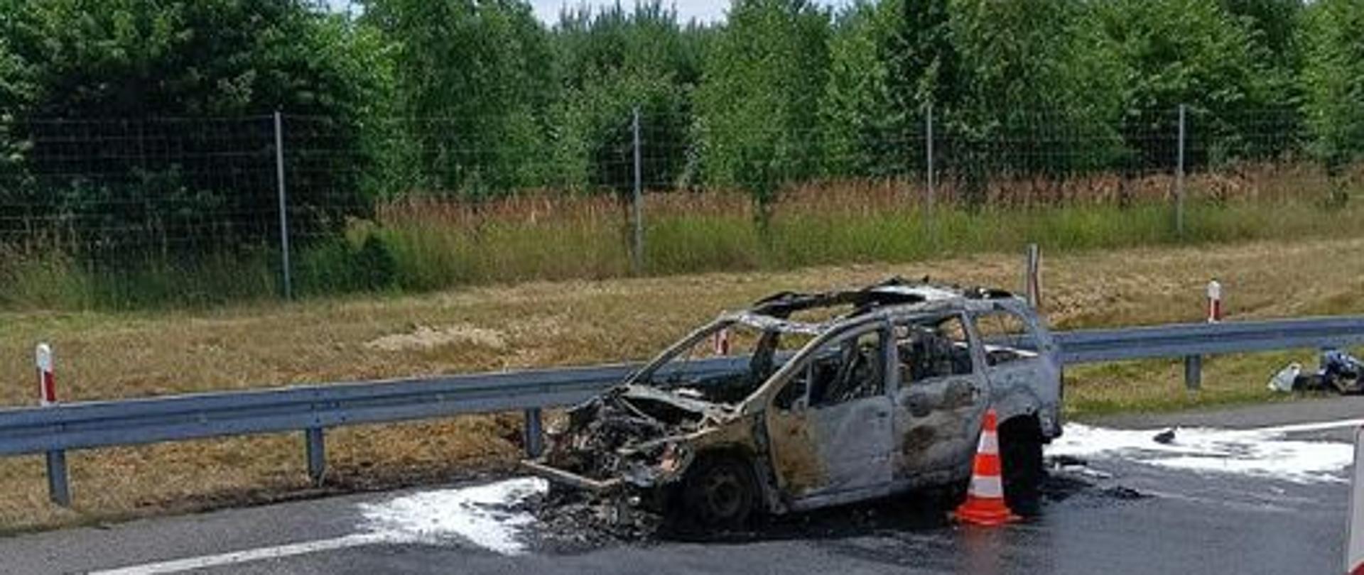 Na zdjęciu znajduje się wrak samochodu osobowego oraz widoczny jest fragment motocykla policji
