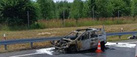Na zdjęciu znajduje się wrak samochodu osobowego oraz widoczny jest fragment motocykla policji