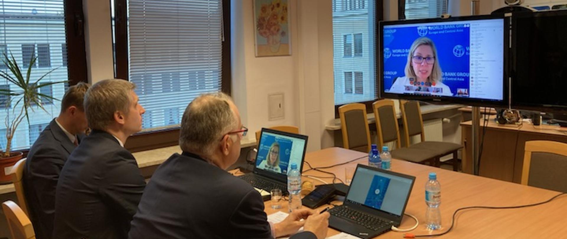 Telekonferencja z udziałem wiceministra finansów Piotra Nowaka i wiceprezes Anny Bjerde