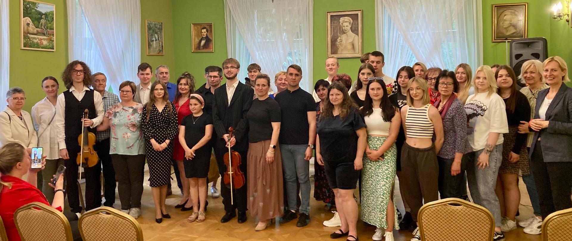 Wykonawcy i uczestnicy koncertu w sali Pałacu Bronikowskich w Żychlinie