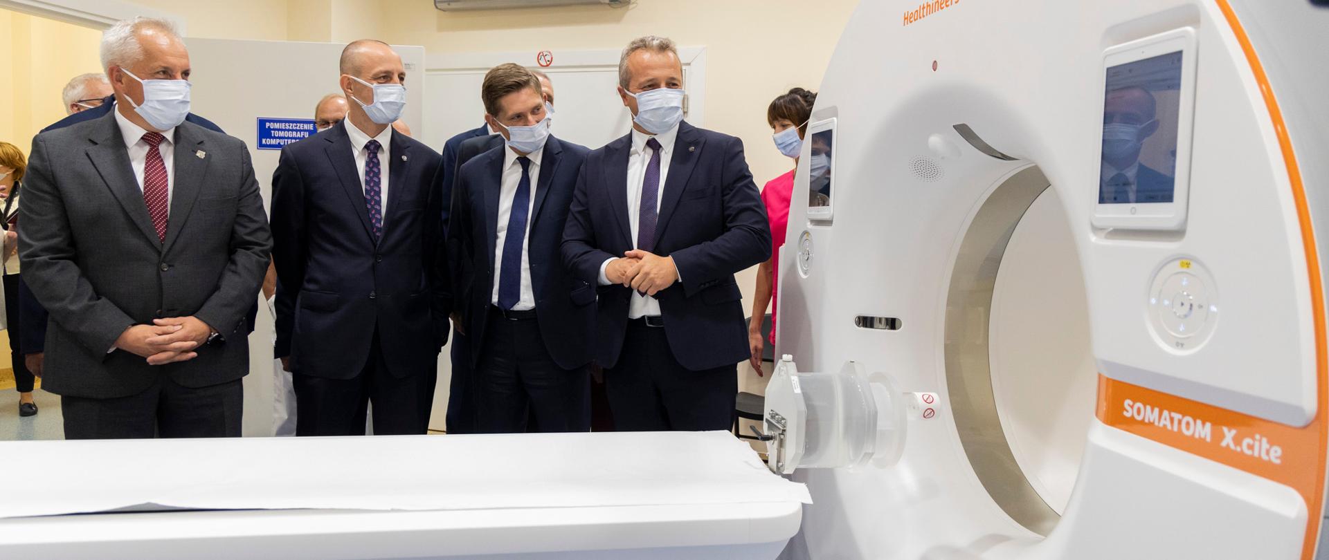 
Grupa osób w garniturach w szpitalu
