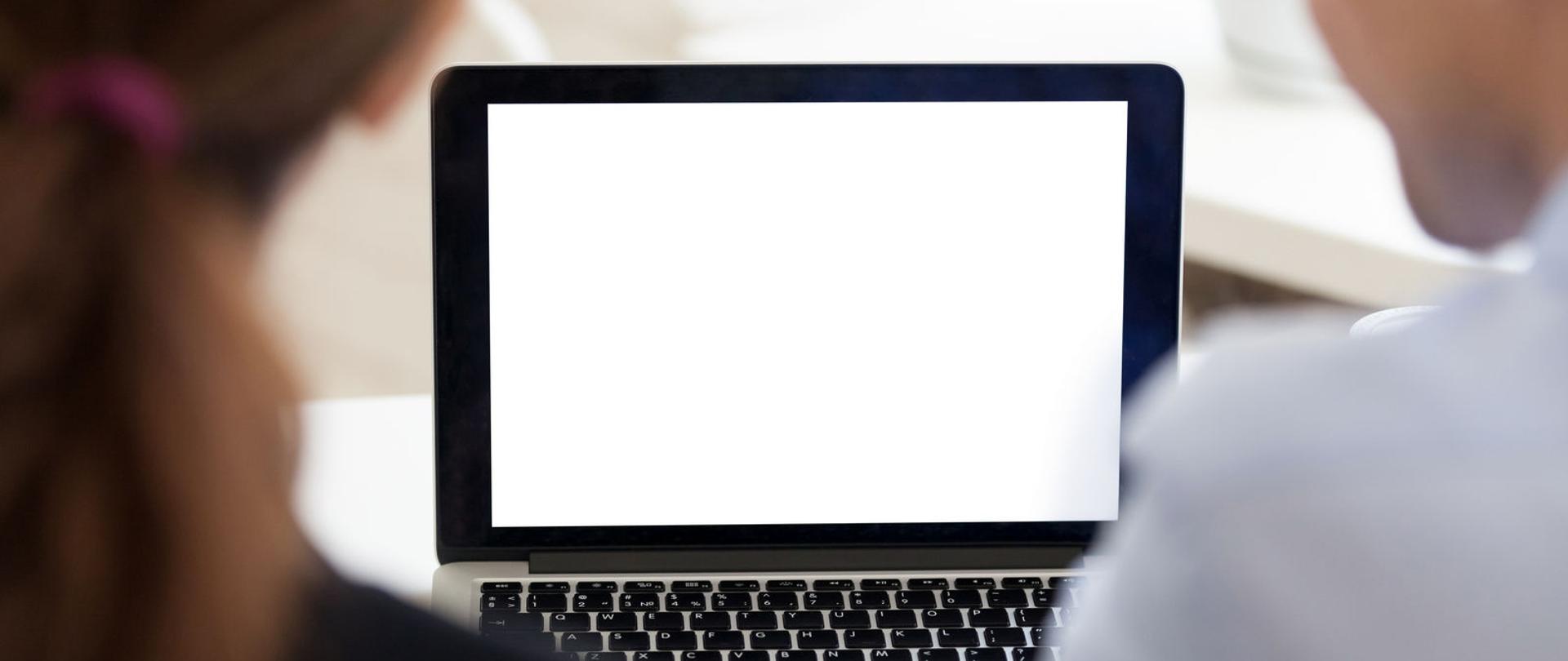 Dwie osoby przed komputerem.