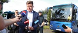 - Jako przedstawiciel samorządu lokalnego i jednocześnie wieloletni harcerz Związku Harcerstwa Polskiego, popieram każdą formę działań na rzecz poprawy bezpieczeństwa ruchu drogowego oraz bezpieczeństwa wypoczynku dzieci i młodzieży. Takie szczegółowe kontrole autokarów dają organizatorom wyjazdów poczucie, że zrobiono wszystko dla zapewnienia bezpieczeństwa ich podopiecznych już na wstępie wypoczynku – mówił w trakcie briefingu prasowego Bartosz Bednarczyk, Zastępca Prezydenta Miasta Radomia i Zastępca Naczelniczki ZHP ds. relacji zewnętrznych.