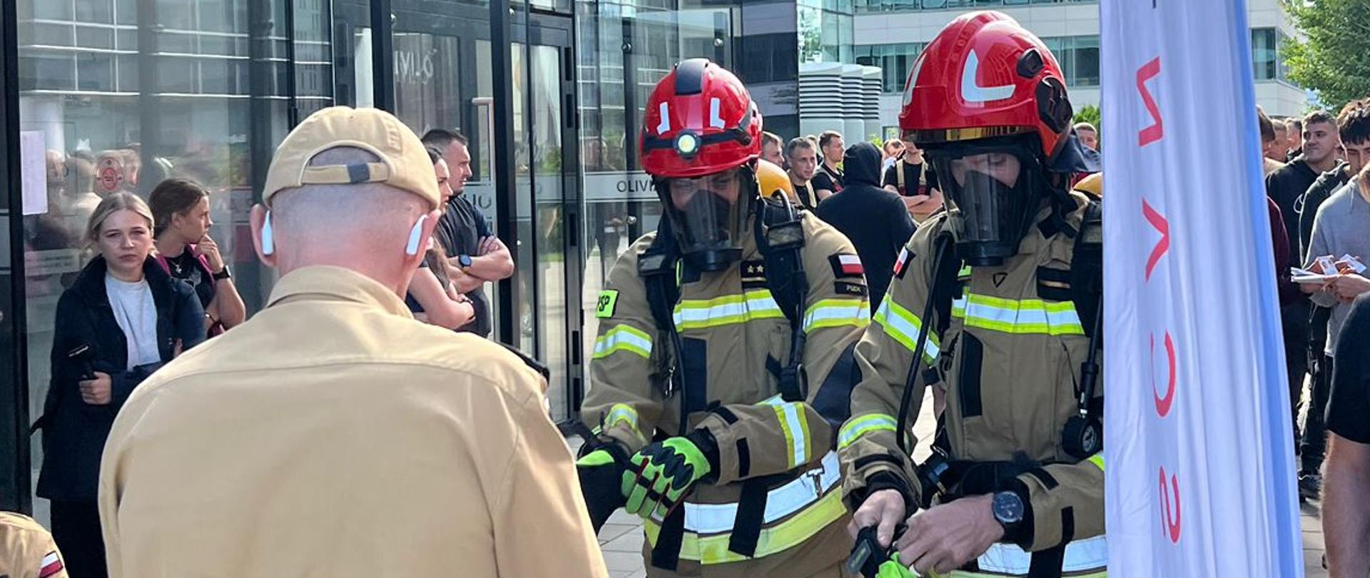 Na zdjęciu drużyna z KP PSP w Pucku na starcie 4 Pomorskiego Biegu Strażaków. Funkcjonariusze ubrani w nomex oraz aparaty ochrony układu oddechowego i zaraz wbiegną na 34 piętro budynku. 