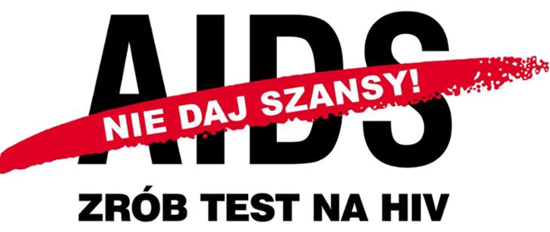 Na białym tle dużymi czarnymi literami napis: AIDS , ZRÓB TEST NA HIV. Przez napis AIDS na czerwonym tle w białym kolorze napis: NIE DAJ SZANSY!