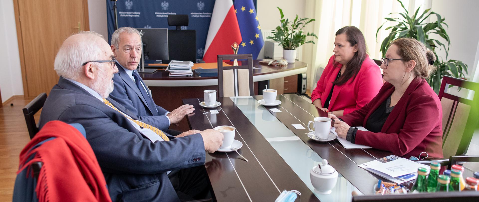 Na zdjęciu Małgorzata Jarosińska-Jedynak - wiceminister funduszy i polityki regionalnej, Monika Kusina-Pycińska - dyrektor Departamentu Spraw Europejskich i Współpracy Międzynarodowej, Frederic Vallier - sekretarz generalny Rady Gmin i Regionów Europy oraz Andrzej Porawski - dyrektor Związku Miast Polskich siedzący przy stole. Przedstawiciele resortu siedzą po prawej, goście po lewej stronie stołu. Na stole filiżanki z kawą. 